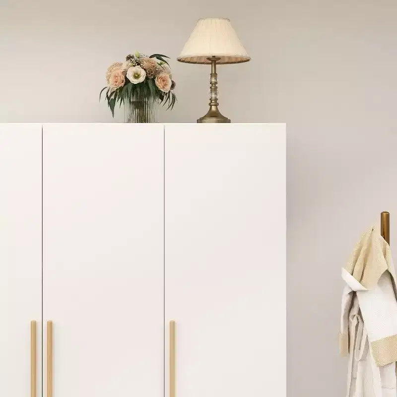 Armadio bianco a 3 ante in stile minimalista arricchisce lo spazio per riporre e appendere i vestiti