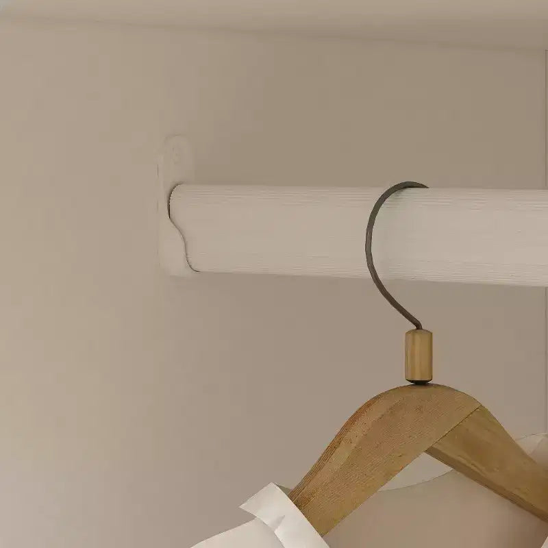 Armadio bianco a 3 ante in stile minimalista arricchisce lo spazio per riporre e appendere i vestiti