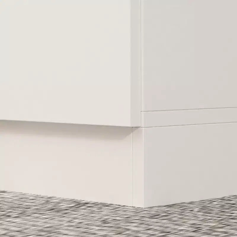 Armadio bianco a 3 ante in stile minimalista arricchisce lo spazio per riporre e appendere i vestiti