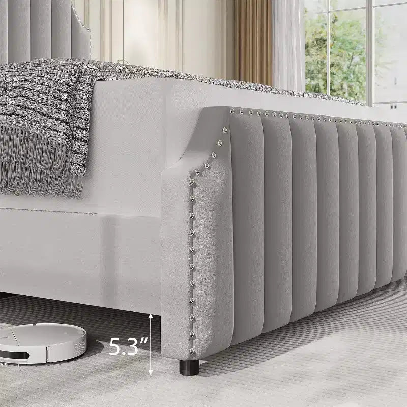 Letto a piattaforma Queen Size con testiera da 127,5 cm, letto Queen con testiera e pediera imbottite in velluto, finiture borchiate, grigio