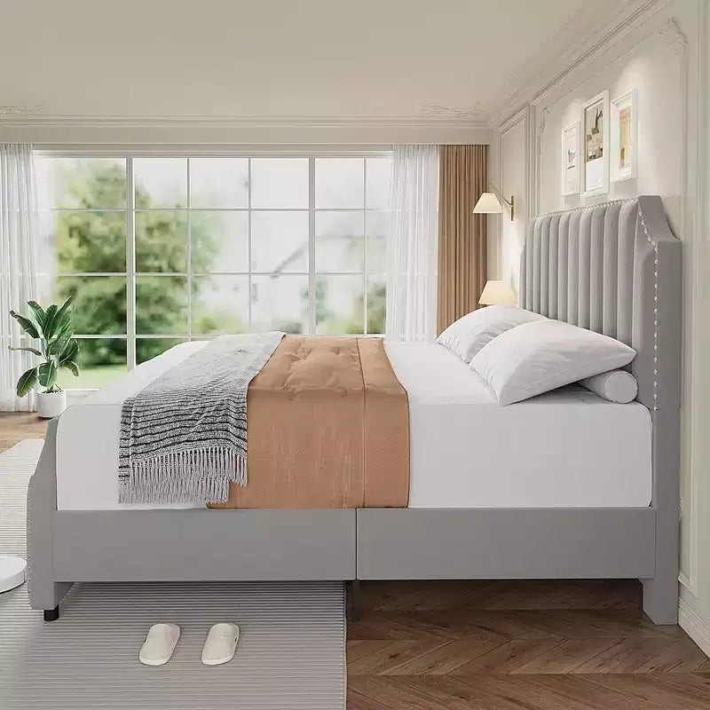 Letto a piattaforma Queen Size con testiera da 127,5 cm, letto Queen con testiera e pediera imbottite in velluto, finiture borchiate, grigio