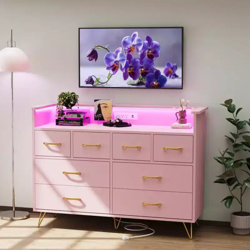 Comò con Presa di Corrente, Comò in Legno a 8 Cassetti per Camera da Letto, Cassettiera Moderna con Maniglie Dorate e Spazio di Archiviazione Aperto per Armadio, Ingresso