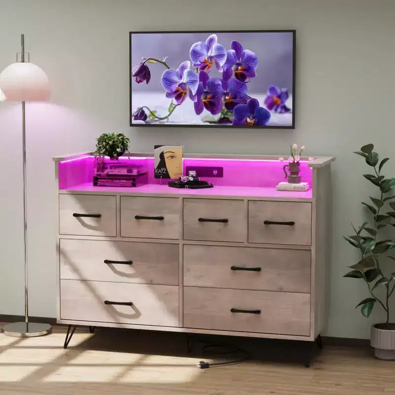Comò con Presa di Corrente, Comò in Legno a 8 Cassetti per Camera da Letto, Cassettiera Moderna con Maniglie Dorate e Spazio di Archiviazione Aperto per Armadio, Ingresso
