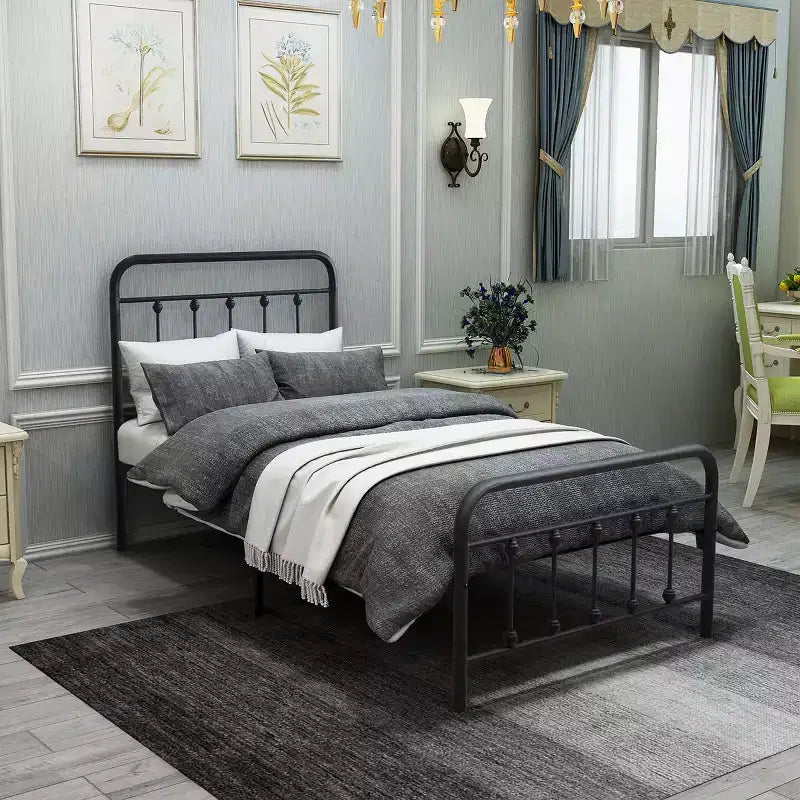 Sedia da pranzo in finta pelliccia Teddy con gambe con finitura oro, sedia laterale imbottita moderna