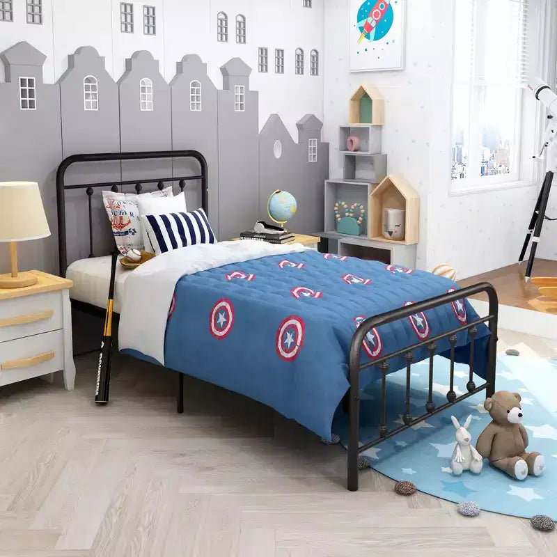 Sedia da pranzo in finta pelliccia Teddy con gambe con finitura oro, sedia laterale imbottita moderna