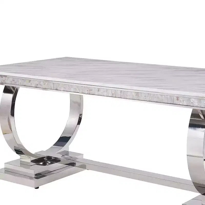 Tavolo da pranzo con piano effetto marmo e base a specchio color argento, tavolo rettangolare moderno per sala da pranzo